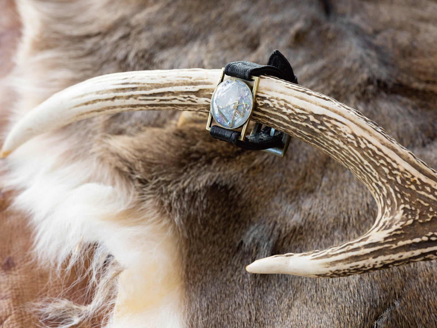 鹿革ベルトのフレグランスブレスレット