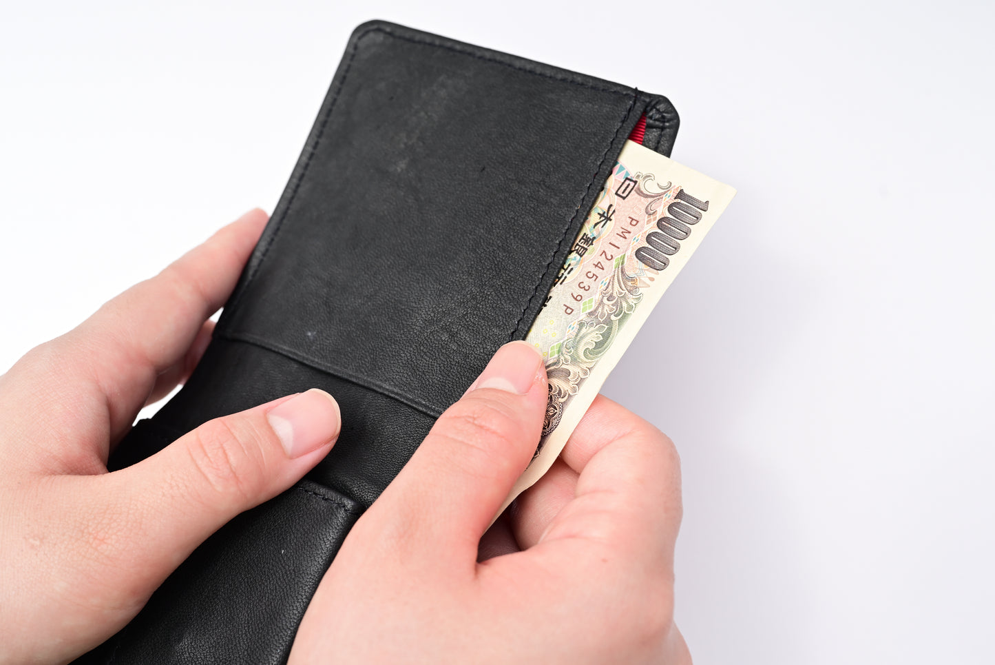 思わず触りたくなる鹿革財布Ticket